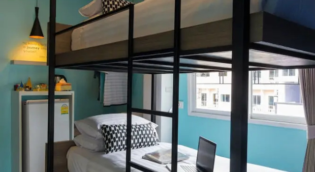Кровать в общем номере (мужской номер) Hotel The Journey Patong New