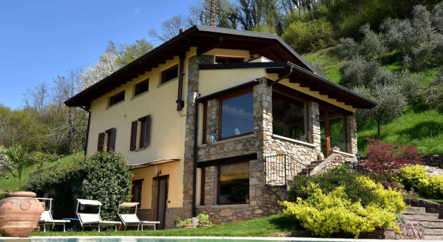 Apartment in 2-floor villa with swimming pool, equipped garden and lake view, Book Lejlighed Pisogne Valcamonica