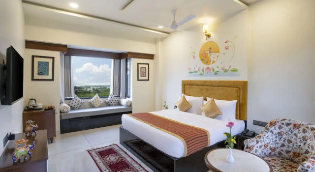 Номер Standard с видом на горы Traavista Aravali Mahal - Luxury Lake View Heritage Resort in Udaipur