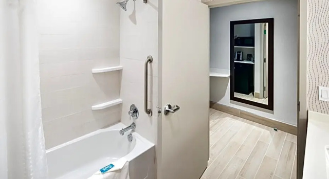 Четырёхместный номер Executive Holiday Inn Express - Red Deer North by IHG