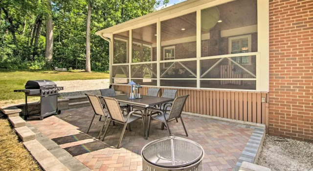 Sun-lit Lake Geneva Sanctuary w/ BBQ Patio!, Réserver Hôtel Lake Geneva 