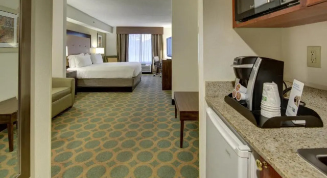 Люкс Holiday Inn Express Hotel & Suites Emporia by IHG