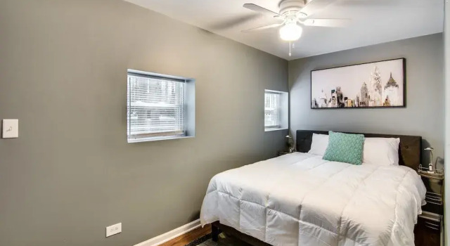 Loft-like Wicker Park Condo Steps from the CTA! by AllSet Turnover, Забронировать Отель Уикер-парк Чикаго, рядом с Polish Museum of America