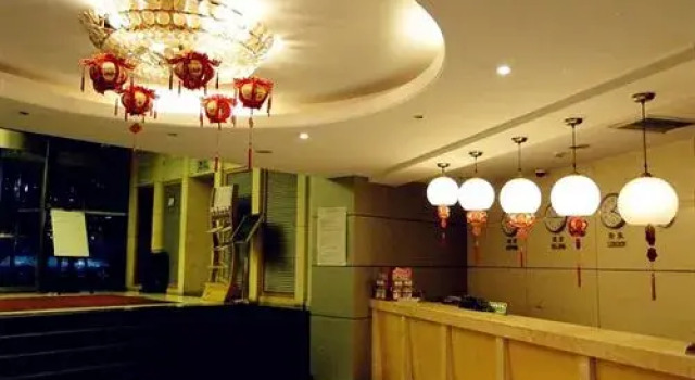 Shanghai Lakeside Holiday Inn Hotel, Забронировать Отель Хуанпу Шанхай, рядом с Шанхайский музей естественной истории