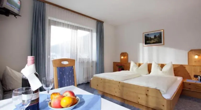 Pension Eichenheim, Rezerwuj Hotel Hotele w Tyrol z parkingiem, Parking