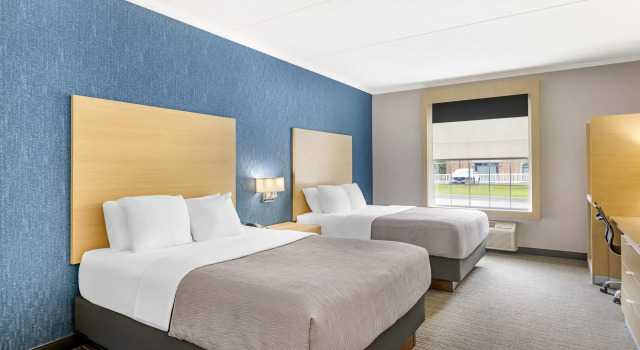 Четырёхместный номер Standard Quality Inn & Suites Oakville-Mississauga