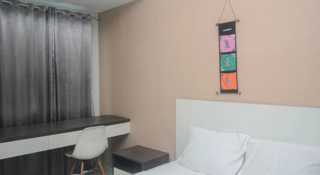 Студия Minimalist and Comfy Studio at Grand Dhika City Apartment By Travelio