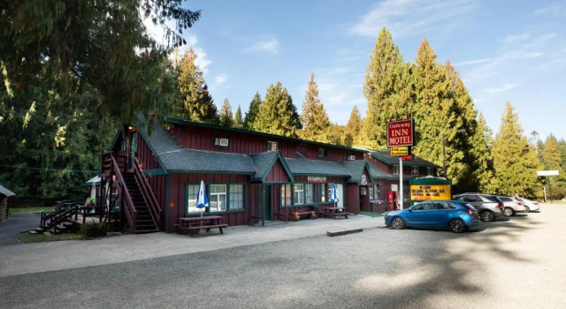 Полулюкс Gateway Inn & Cabins