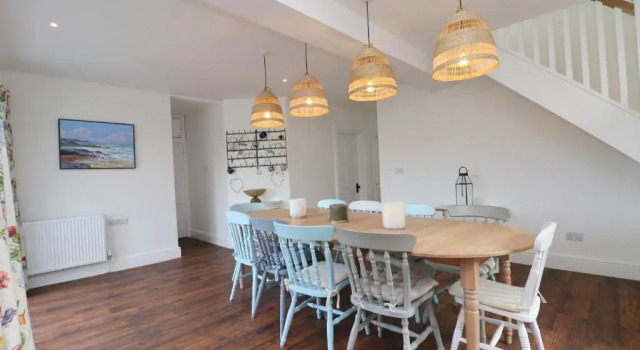 Spacious & modern beach house, 100m to beach
