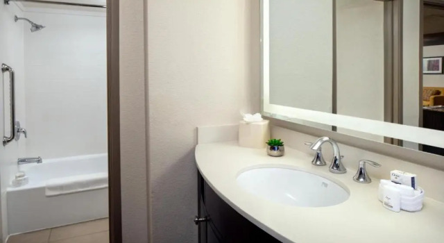 Четырёхместный номер Standard Holiday Inn and Suites Phoenix Airport North by IHG