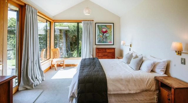Bullock Creek Chalet - Sleeps 8 - Lake & Mountain Views - Private & Secluded
