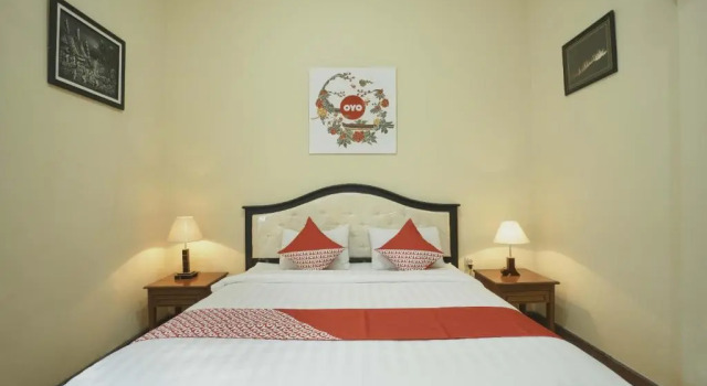 OYO 804 Ndalem Maharani Guest House, Boek Pension Hotels in Kraton met parkeren, Parkeren