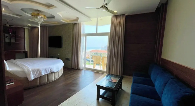 Номер Deluxe с балконом TBS Sea View - Full AC- Pool & Breakfast