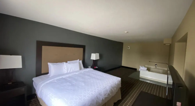 Двухместный люкс Days Inn & Suites by Wyndham Norton Shores Muskegon