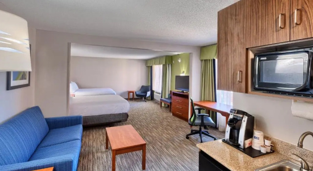 Четырёхместный люкс Holiday Inn Express Hotel & Suites Wake Forest - Raleigh North by IHG