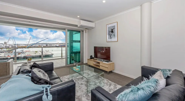 QV Elegant Modern Apt with Waterview 982