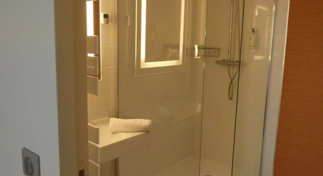 Трёхместный семейный номер Standard с балконом BEST WESTERN La Porte des Châteaux