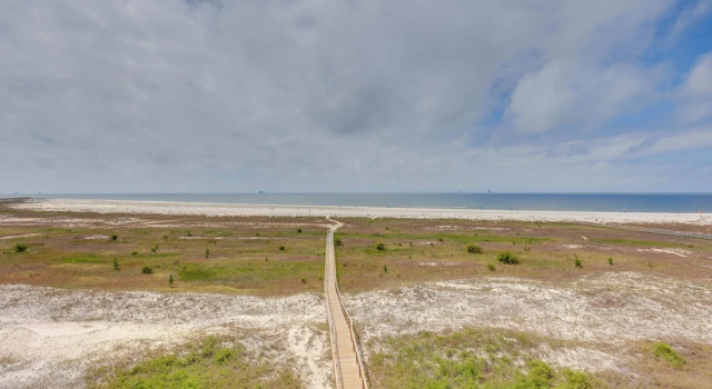Апартаменты с 2 комнатами с балконом Beachfront Dauphin Island Condo w/ 2 Pools & Sauna