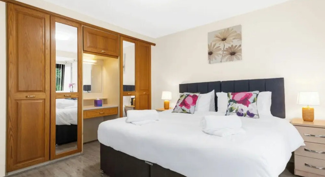 4 Bed House - Sleeps 8 - Garden - Parking - Wifi, Varaa Lomakoti Mökit kohteessa Merseyside, Mökki