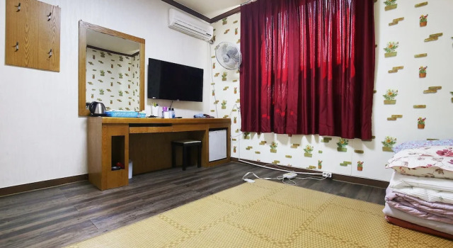 Nonsan Hwangje Motel