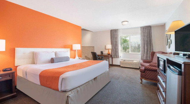 Двухместный люкс Howard Johnson by Wyndham Oacoma Hotel & Suites