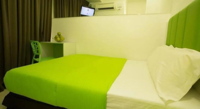 Кровать в общем номере Apple Hotel