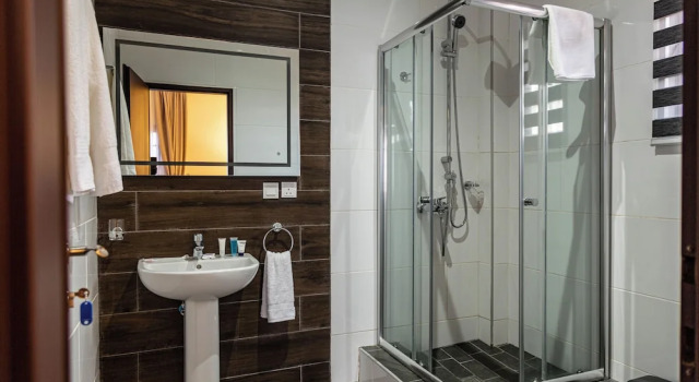 Семейные апартаменты с 2 комнатами с балконом и с видом на город Gyamfuaa Court Apartment