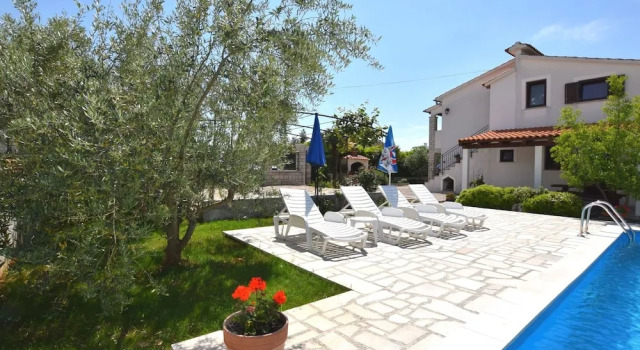 Коттедж Lovable Apartment, Pool With Deckchairs, Fenced Garden With Grill, Wifi and Airco