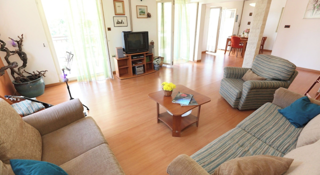 House Mrcela 200m From Beach, Rezerwuj Dom wakacyjny Hotele w Split-Dalmatia County z parkingiem, Parking