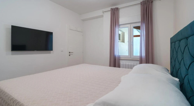Awesome Home in Zrnovnica With Wifi, 4 Bedrooms and Outdoor Swimming Pool, Rezerwuj Hotel Žrnovnica Split Region