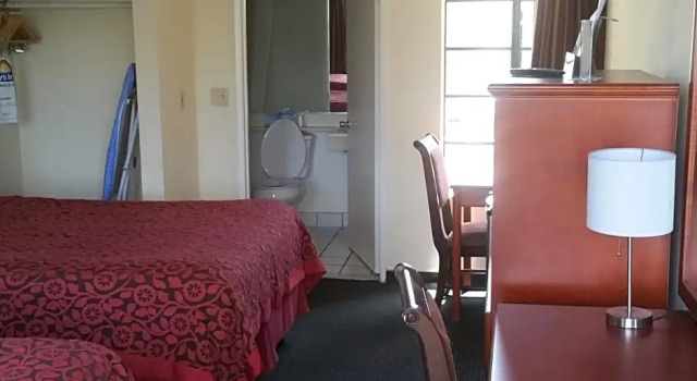 Четырёхместный номер Standard Days Inn by Wyndham Orange Anaheim
