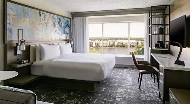 Номер Standard с видом на озеро Marriott Dallas Las Colinas