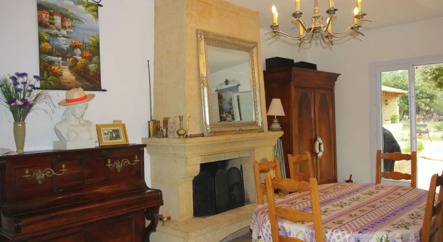 Attractive Holiday Home in Uchaux France With Private Pool, Prenota Casa vacanze Hotel a Alvernia con parcheggio, Parcheggio