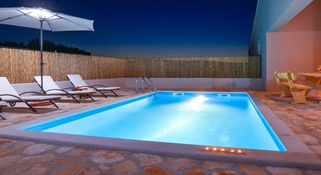 Wonderful Holiday Home With Private Pool and Covered Terrace !, Забронировать Дом для отпуска Отели Ровиньско села с бассейном, Бассейн