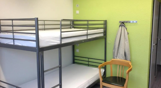 Кровать в общем номере Airport Hostel