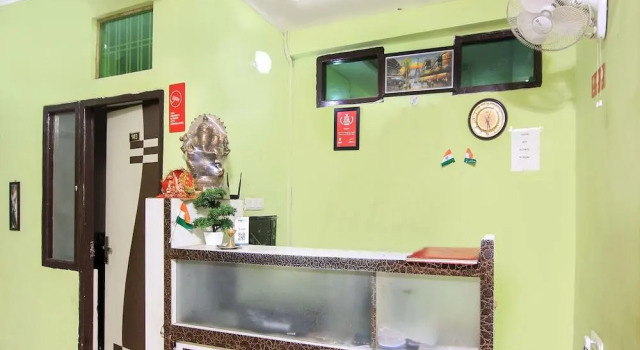 OYO 8243 Climat Inn, Забронировать Отель Отели Гомти Нагара с парковкой, Парковка