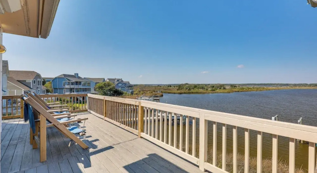 Коттедж Private Hot Tub & Dock: North Topsail Beach Home