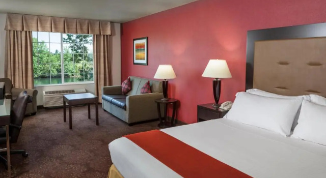 Люкс с видом на реку Holiday Inn Express Corvallis-On the River by IHG