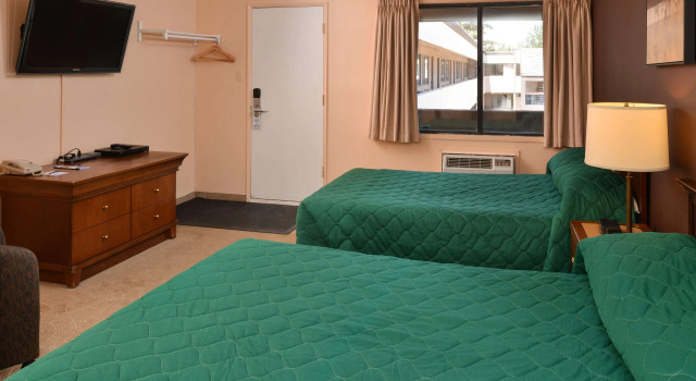 Четырёхместный номер Standard Canadas Best Value Inn Whitecourt