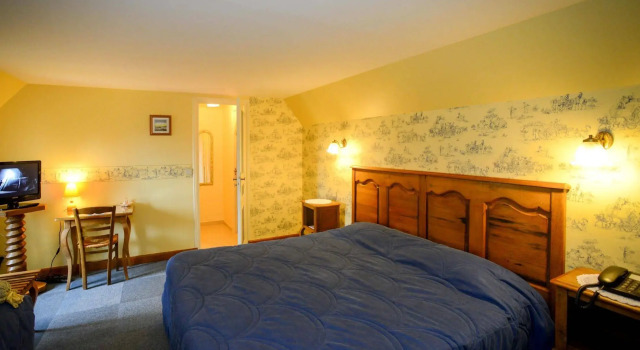 Logis Hôtel Restaurant Manoir De LAcherie, Забронировать Отель  