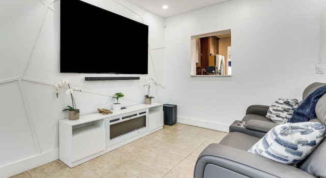 2 Mi to Hard Rock Stadium: Home w/ Hot Tub!, Varaa Lomakoti Huvilat kohteessa Florida, Villa