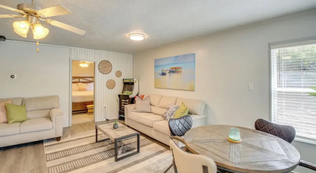 Lakefront Escape w/ Boat Docks in Hot Springs!, Buchen Sie Hotel Piney USA