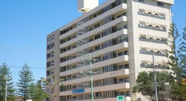Queensleigh Holiday Apartments, Забронировать Апартаменты/квартира Бродбич Голд-Кост, рядом с Florida Gardens Tram Station