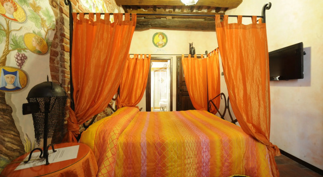 Antica Corte dei Principi Charming Rooms, Book Hotel Lucca Tuscany