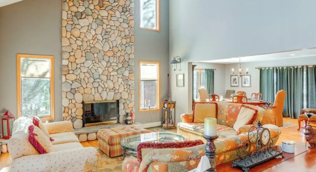 < 1 Mi to Hunter Mtn: Spacious Home w/ Hot Tub!, Buchen Sie Ferienhaus  