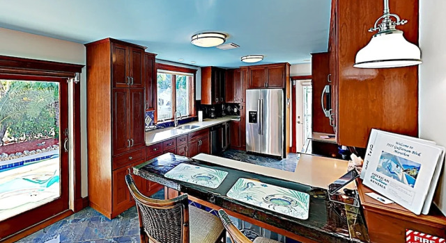 Canal-front Dream W/ Private Pool, Spa & Dock 3 Bedroom Home, Varaa Lomakeskus Hotellit Florida Keys uima-altaalla, Uima-allas
