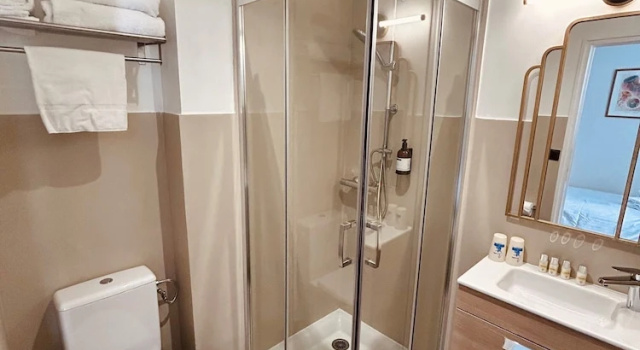 Четырёхместный номер Standard с видом на внутренний двор Hôtel Les Charmettes - Saint Malo