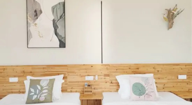 Кровать в общем номере с 6 комнатами Lushan West Sea at Waterside B&B