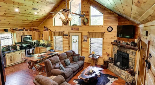 Коттедж с 2 комнатами с балконом Pet-Friendly Broken Bow Cabin w/ Fire Pit