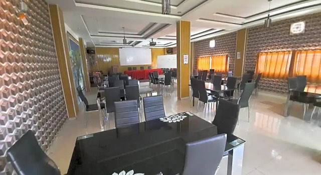 OYO 3373 Favour Hotel, Prenota Hotel Pagaralam Sumatra